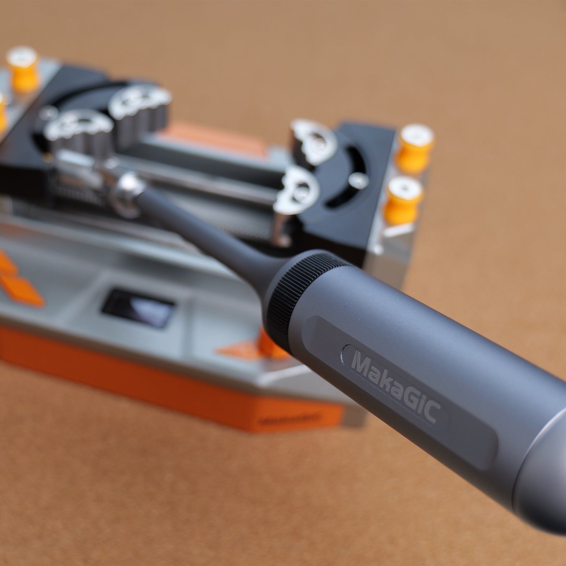 smart vise and screwdriver by makagic
