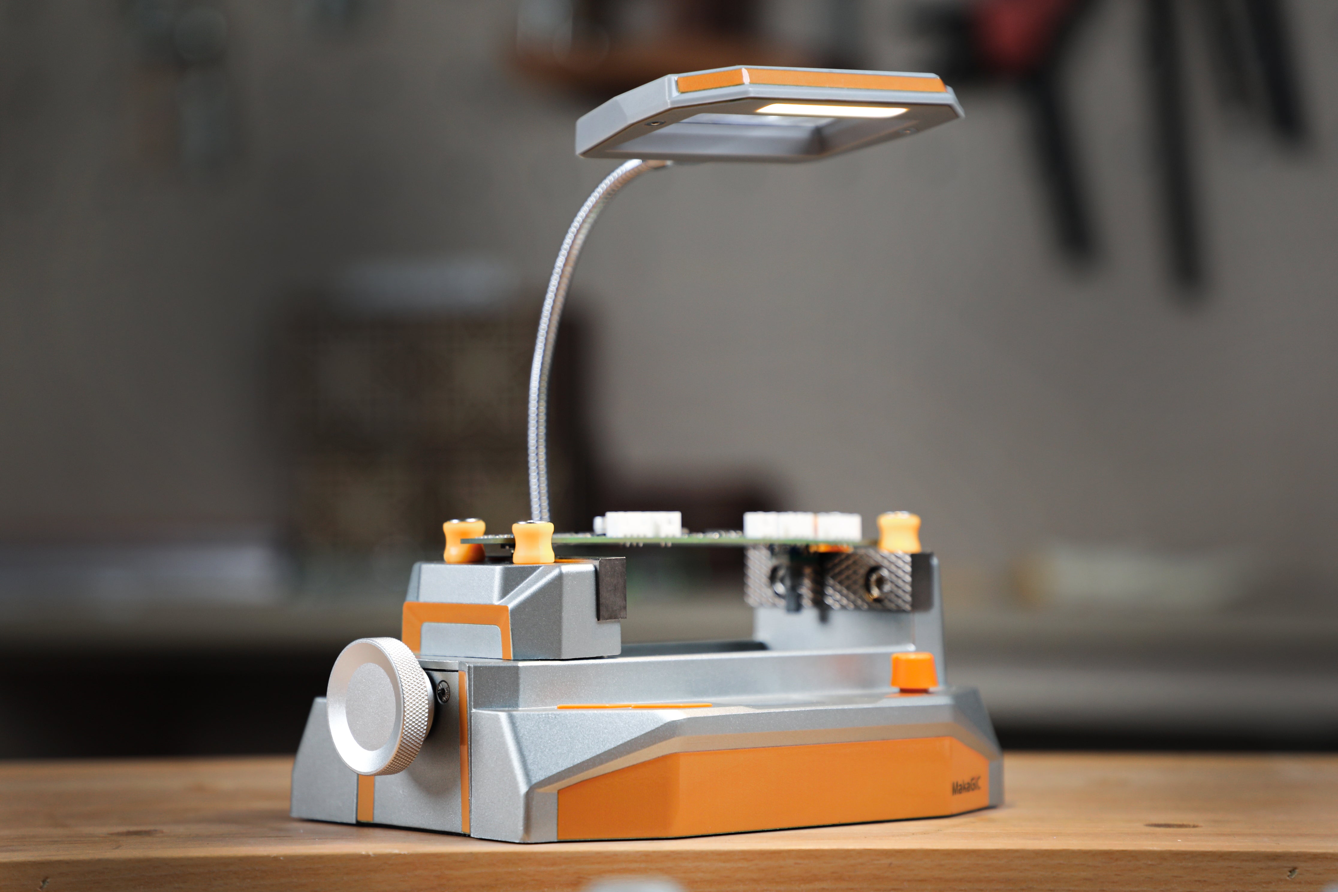 MaKAGIC VS01 Smart vise. Device use for clamping by DIY enthusiast and professionals