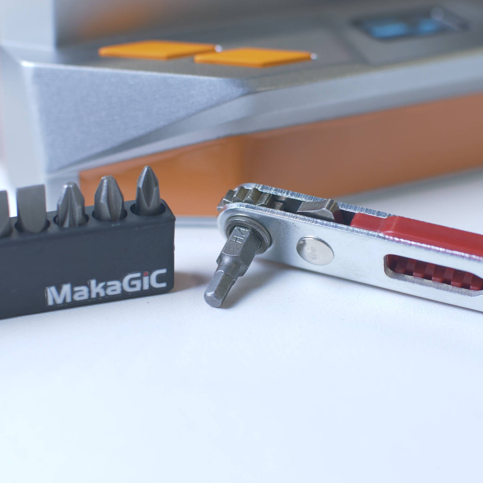 Makagic Ratchet Screwdriver – easy-to-use tool for fast and smooth screwing with a comfortable grip.