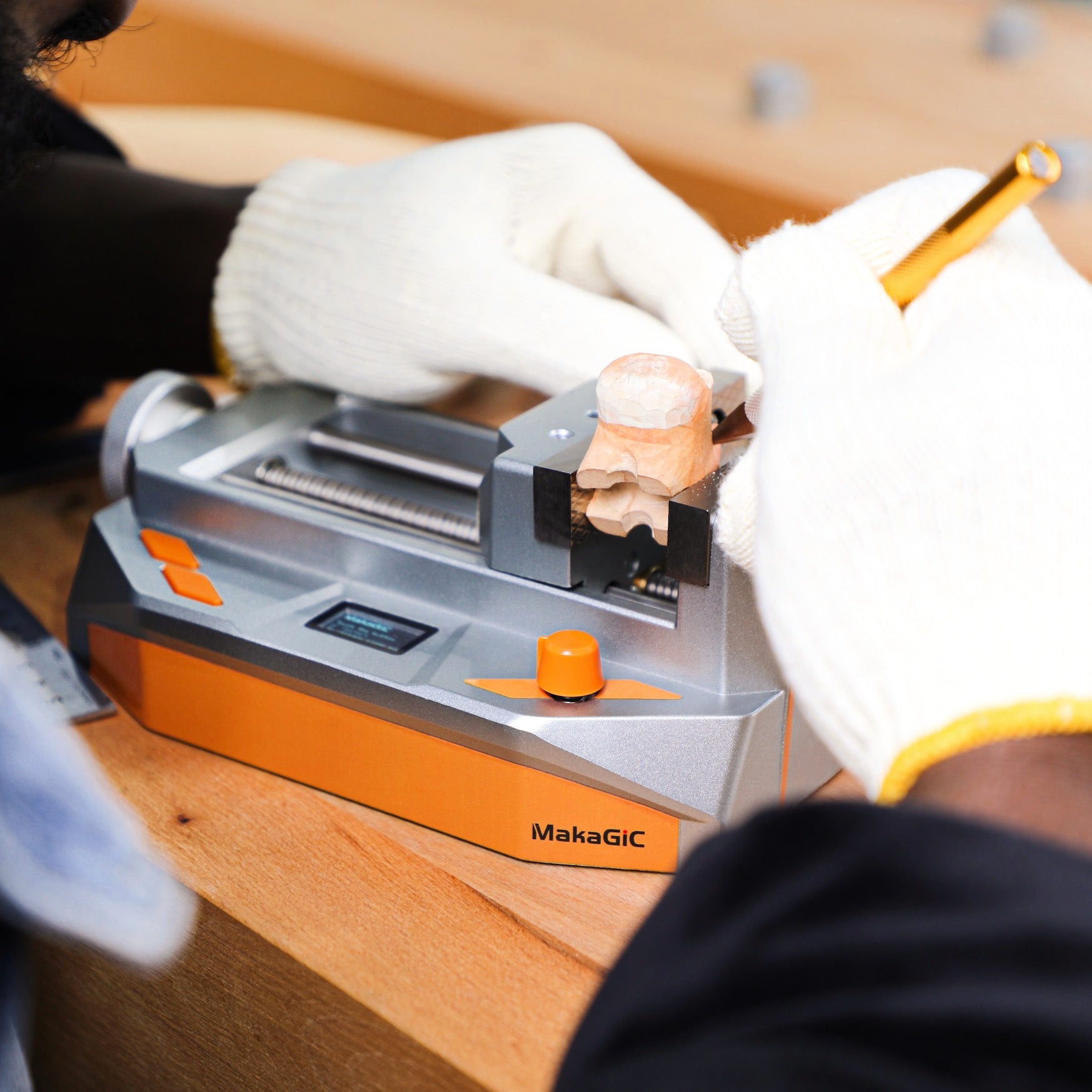 MaKAGIC VS01 Smart vise. Device use for clamping by DIY enthusiast and professionals