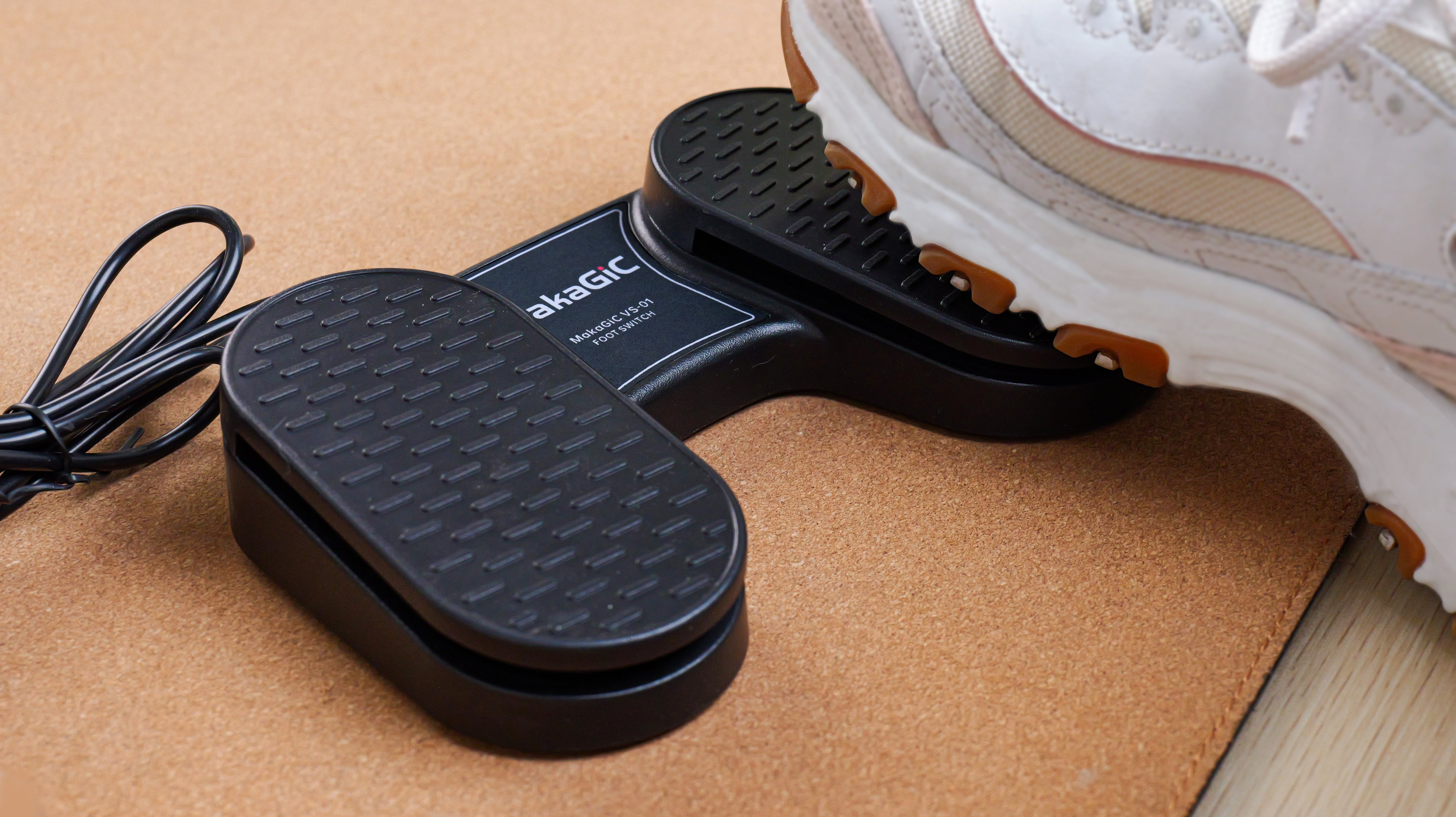 makagic vs01 smart vise and foot switch with black and metallic design.