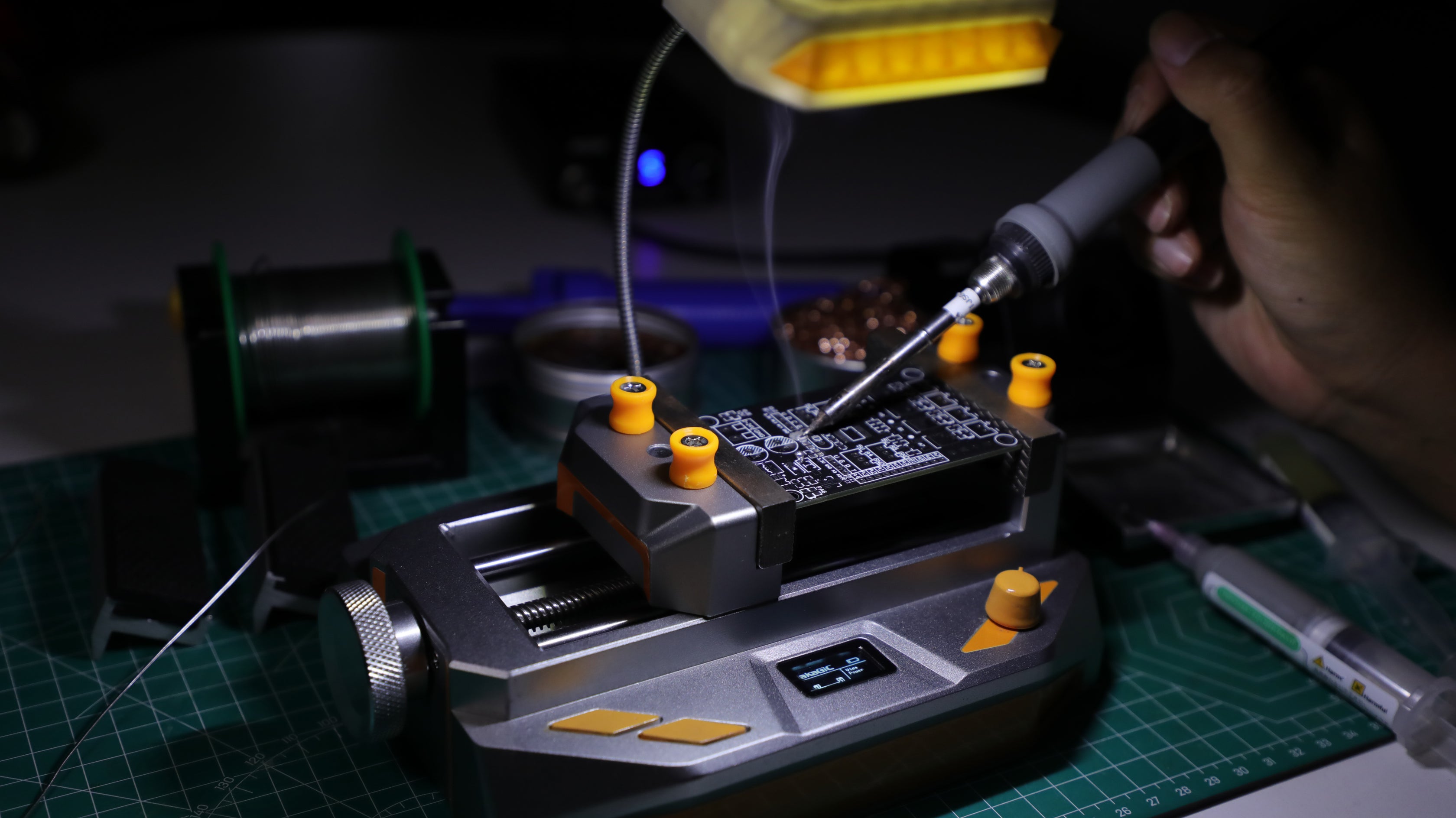 Makagic Electric Vise with Smart Vise technology, clamps firmly and lasts a long time—perfect for your DIY projects.